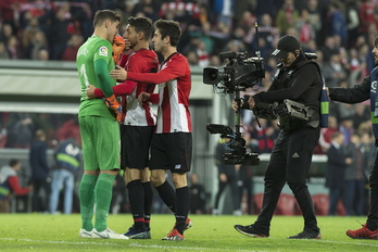 Iraizoz con Aduriz y Susaeta al final del partido entre Athletic y Girona en el que se estrenó Garitano en el banquillo. (Monika DEL VALLE / FOKU)
