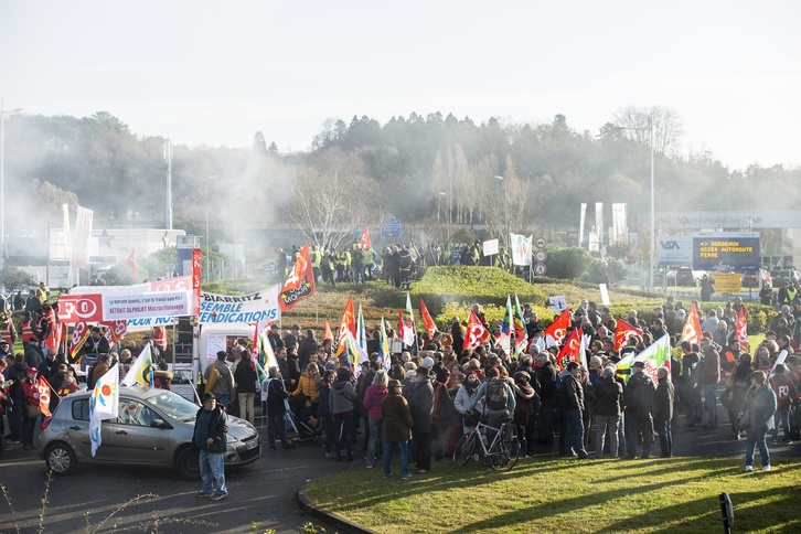 Manifestariak Gran Basque biribilgunean. (Guillaume FAUVEAU)