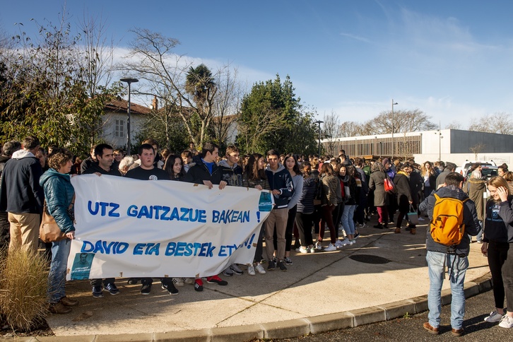 Movilización contra la entrega de Pla ante el liceo Etxepare, en Baiona. (Guillaume FAUVEAU)