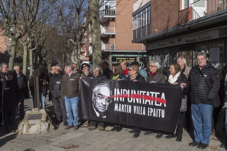 Miembros de Martxoak 3 sostienen una pancarta que pide acabar con la impunidad de Martín Villa. (Juanan RUIZ/FOKU)