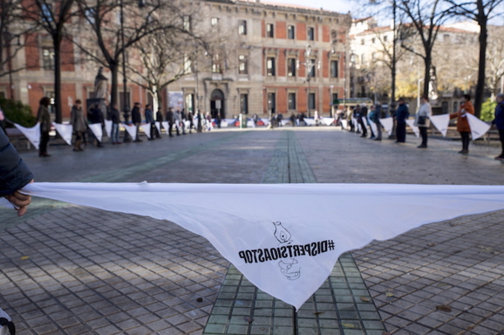 Cadena humana de Etxerat ante el Parlamento de Iruñea. (Iñigo URIZ / FOKU)