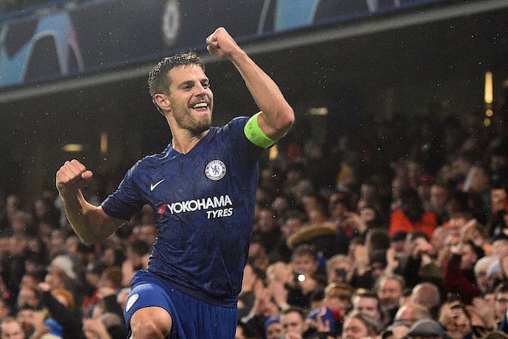 Azpilicueta celebra su gol, segundo del Chelsea. (Gly KIRK/AFP)