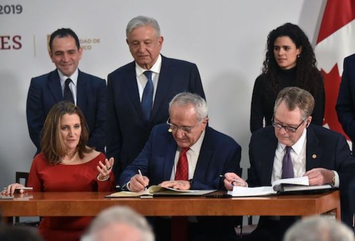 Firma del acuerdo en Ciudad de México. (Rodrigo ARANGUA / AFP)