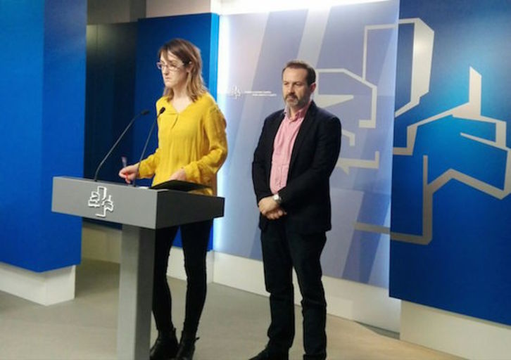 Los dos representantes de Equo Berdeak en el Parlamento de Gasteiz. (@EquoBerdeak)