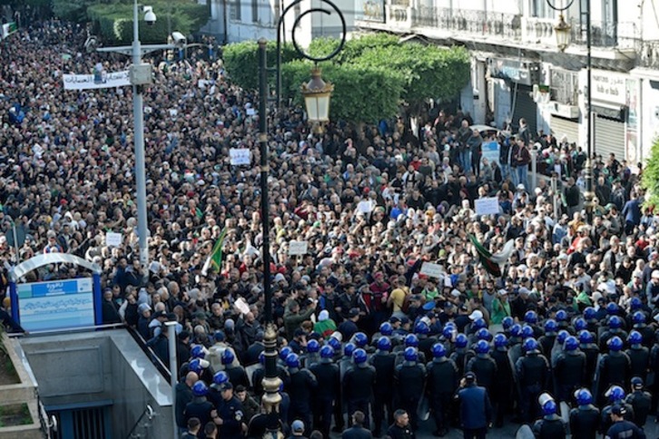 Los manifestantes han logrado romper el cordón policial. (Ryad KRAMDI-AFP) 