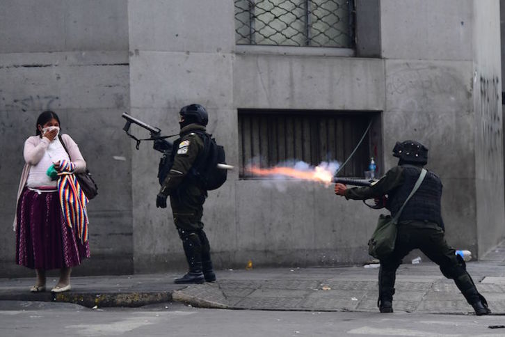 Un policía dispara gas lacrimógeno para dispersar a los manifestantes el pasado noviembre. (Ronaldo SCHEMIDT)