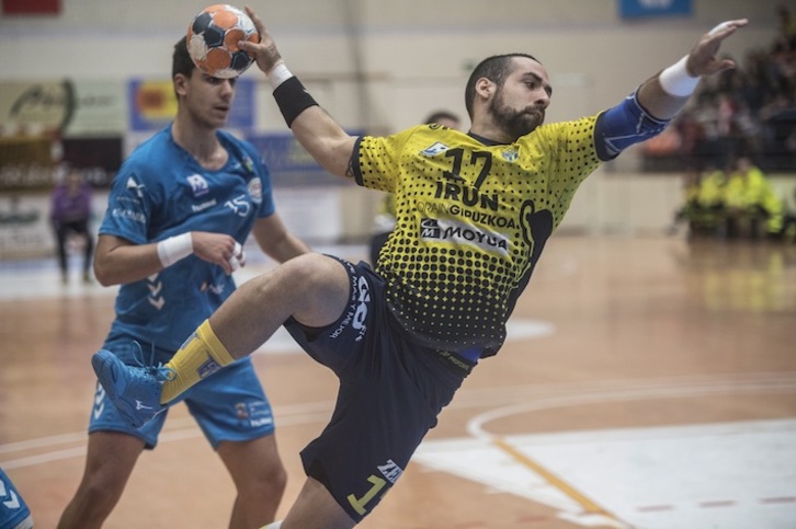 Esteban Salinas lanza a puerta (Jagoba MANTEROLA / FOKU)