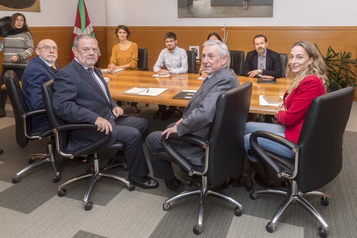Reunión entre las delegaciones negociadoras de Elkarrekin Podemos y Hacienda. (Juanan RUIZ/FOKU)