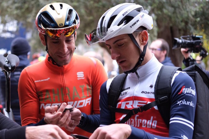 Nibali, junto a Ciccone, con su equipo. (TREK-SEGAFREDO)