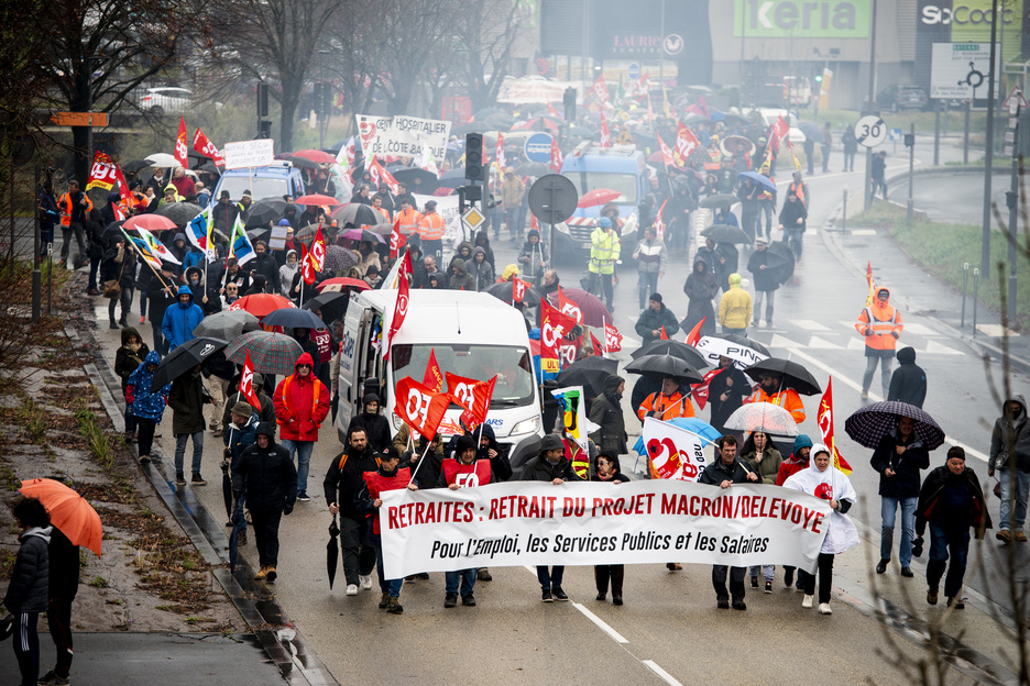 Malgré la pluie, plus d'un millier de manifestants a participé à la mobilisation organisée ce jeudi 12 décembre.