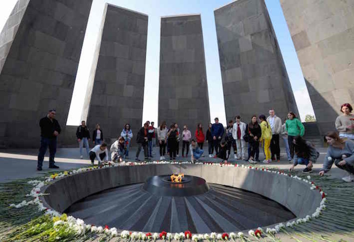 Jóvenes depositan flores en el Memorial Tsitsernakaberd, dedicado a las víctimas del genocidio armenio, en Ereván. (Karen MINASYAN  / AFP)