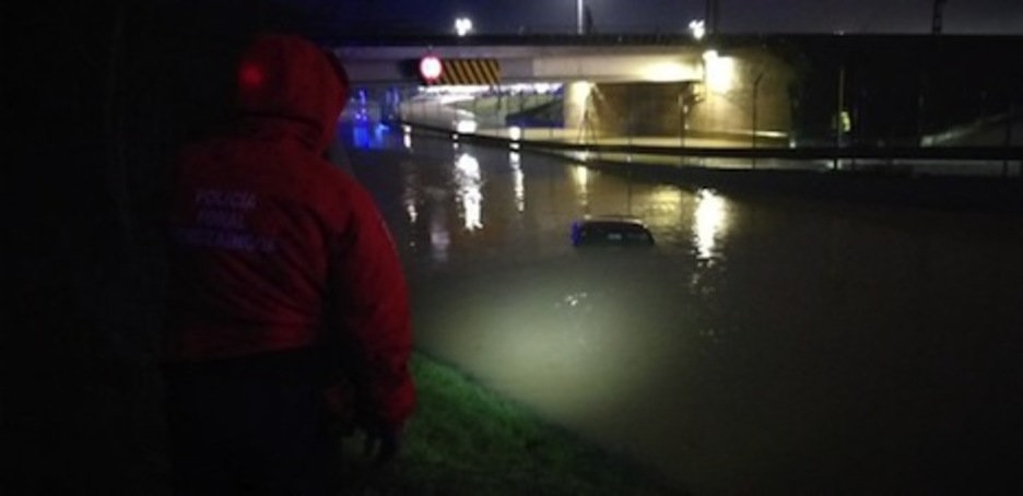 Un conductor ha tenido que ser rescatado en el paso subterráneo de Landaben al quedar atrapado su vehículo por la inundación. (POLICÍA FORAL)