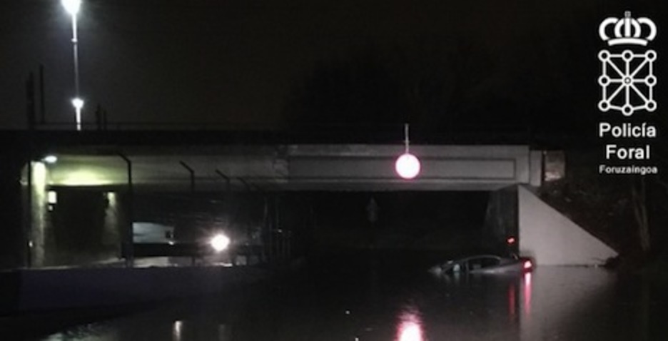 Coche atrapado en el paso subterráneo de Landaben. (POLICÍA FORAL)