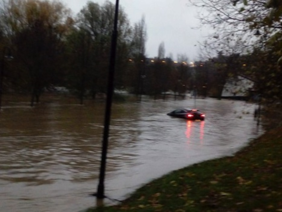 Otra persona ha tenido que ser rescatada de su vehículo en la zona del club Natación. (POLICÍA FORAL)