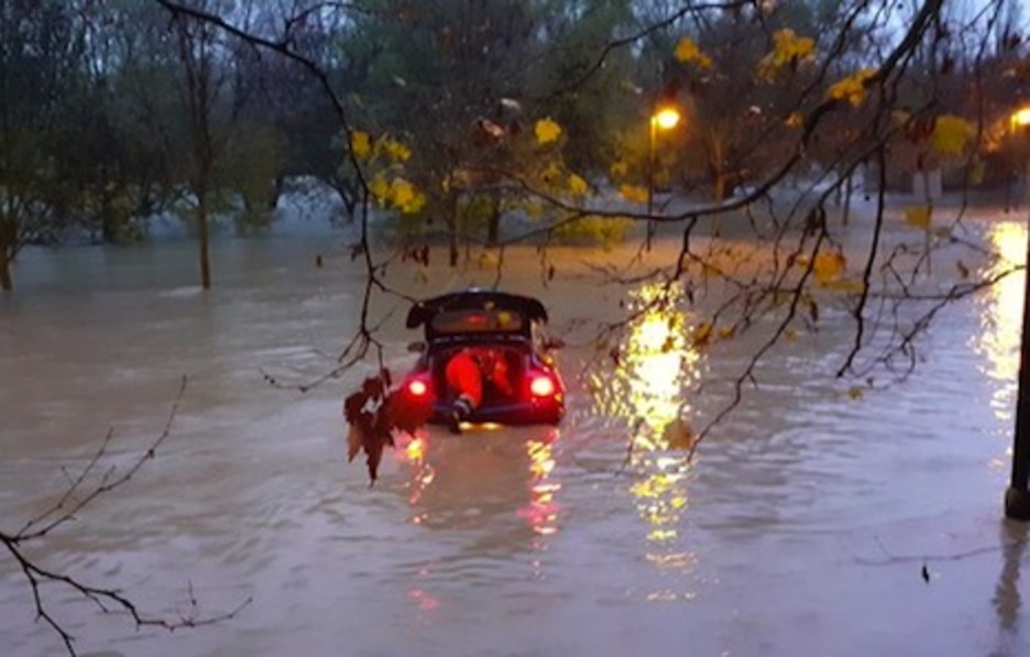Un momento del rescate de la persona atrapada en la zona del Natación. (POLICÍA MUNICIPAL DE IRUÑEA)