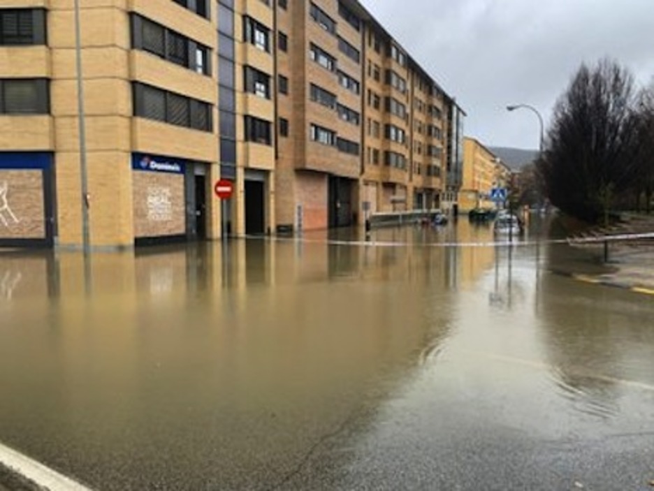 La calle próxima al parque Runa en Arrotxapea ha quedado totalmente inundada. (POLICÍA MUNICIPAL DE IRUÑEA)