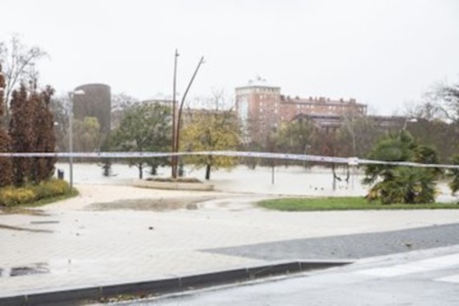 Parque inundado en el barrio de Sanduzelai. (AYUNTAMIENTO DE IRUÑEA)