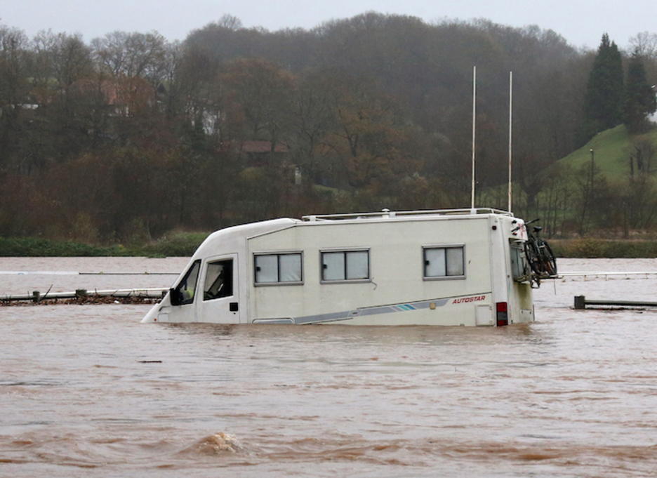 Autokarabana hau harrapatu du uholdeak Uztaritzen. (Bob EDME)