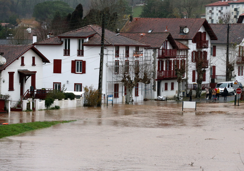 Ce vendredi matin, le Bas Cambo s'est réveillé sous l'eau. Plusieurs habitations ont été touchées. © Bob EDME.