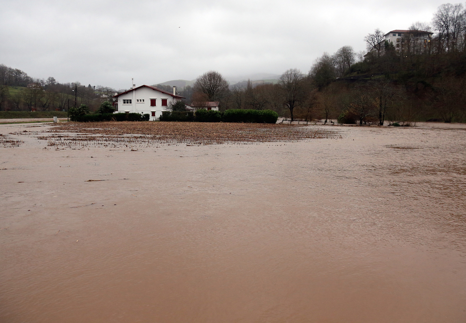 Un champ complètement inondé à Cambo-les-Bains. © Bob EDME