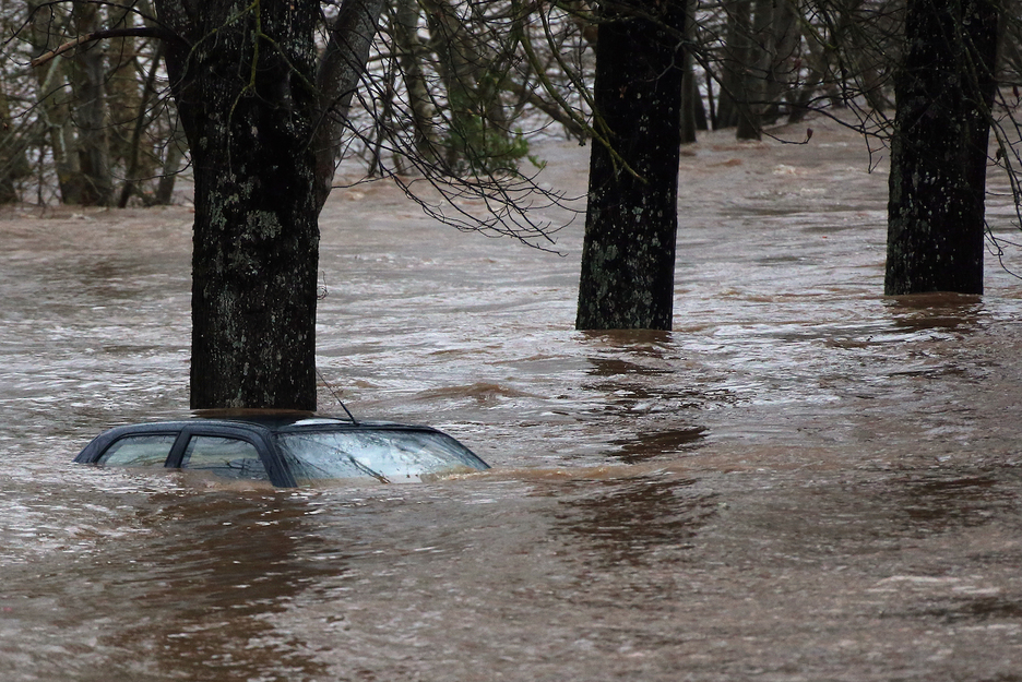 Une voiture engloutie par la montée des eaux à Cambo. © Bob EDME.