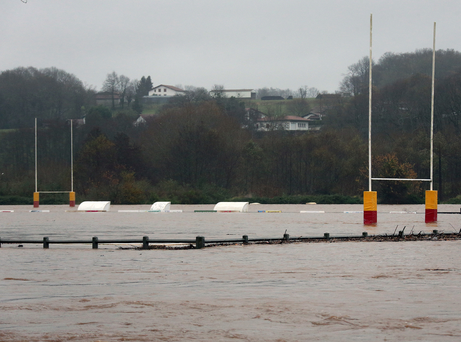 Le stade d'Ustaritz et son terrain de rugby complètement sous les eaux. © Bob EDME.