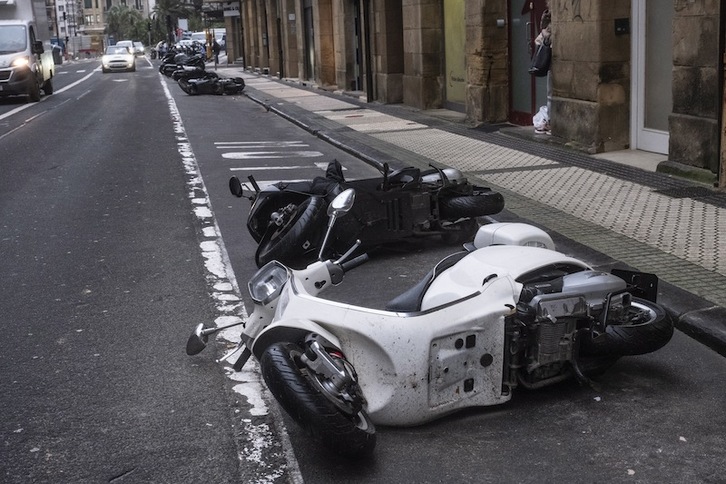 Motos caídas en Donostia por el vendaval. (Jon URBE | FOKU)