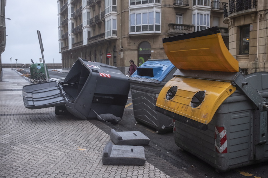Contenedores caídos en el Paseo Nuevo de Donostia. (Jon URBE/FOKU)