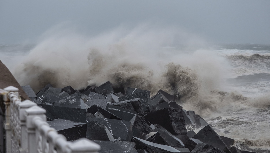 Las olas también han dejado imágenes en Donostia. (Jon URBE / FOKU)