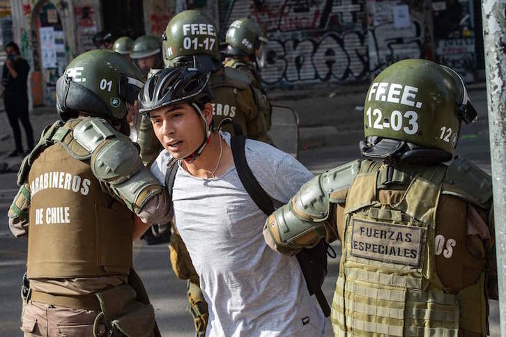 Un manifestantes detenido el pasado martes en Santiago de Chile. (Martin BERNETTI / AFP)
