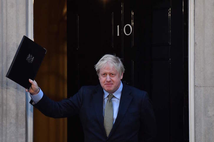 Boris Johnson saluda a las puertas de su residencia de Downing Street. (Ben STANSALL/AFP)
