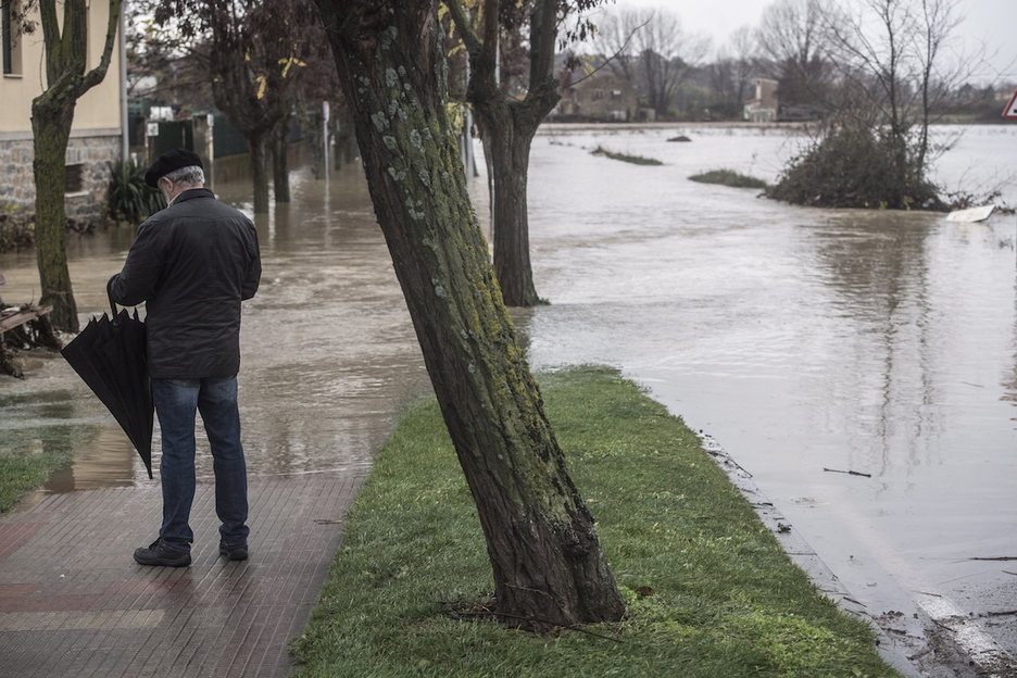 Los ciudadanos se han acercado a ver las crecidas. (Jagoba MANTEROLA / FOKU)