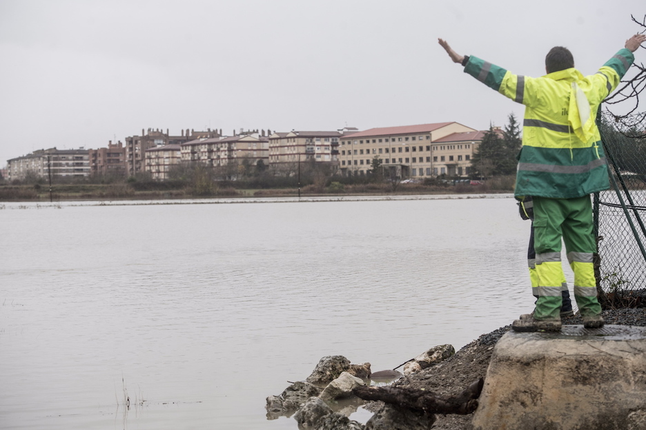 Escena del Titanic con la Txantrea de fondo. (Jagoba MANTEROLA / FOKU)