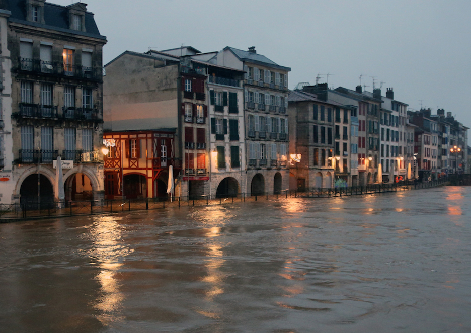 Avec le pic de marée montante, entre 17 heures et 18 heures, la Nive a rapidement débordé à Bayonne.