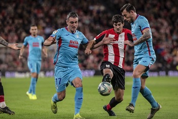 Enrich, San José y Kike pelean por el balón. (Aritz Loiola/Foku)