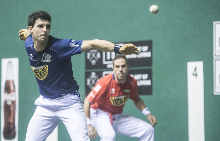 Altuna pilota astintzeko prest, Aimar atzean duela (Jagoba MANTEROLA / FOKU)