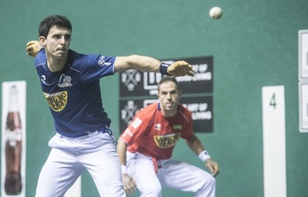 Altuna pilota astintzeko prest, Aimar atzean duela (Jagoba MANTEROLA / FOKU)