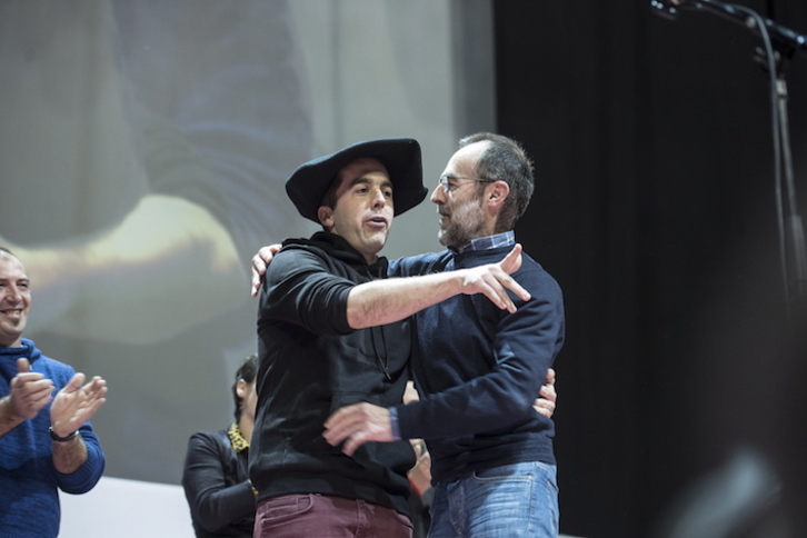Beñat Gaztelumendi, Xabier aitak jarri dion txapela buruan. (Gorka RUBIO/FOKU) 