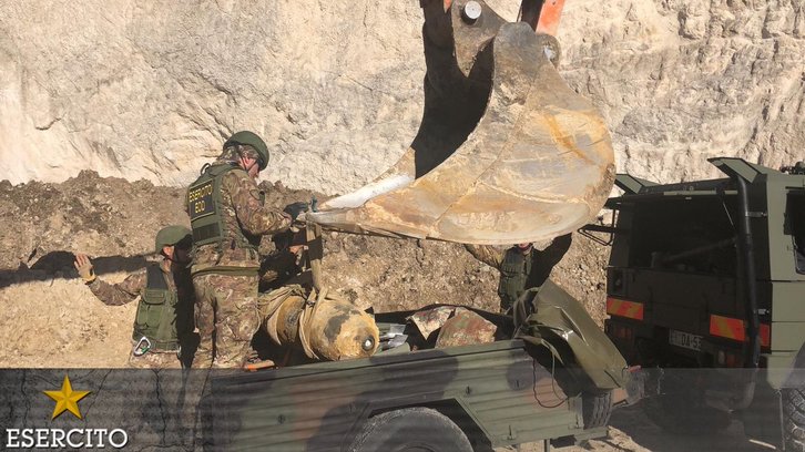 Integrantes del Ejército italiano, durante los trabajos para desactivar el artefacto. (@Esercito)