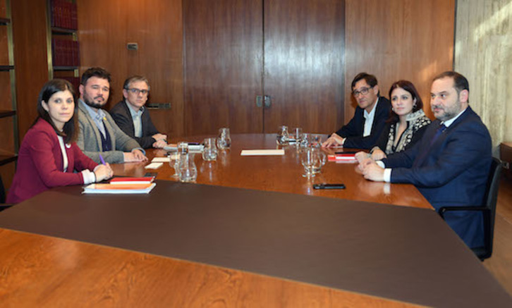 Reunión reciente entre ERC y el PSOE para la investidura. (Josep LAGO/AFP)