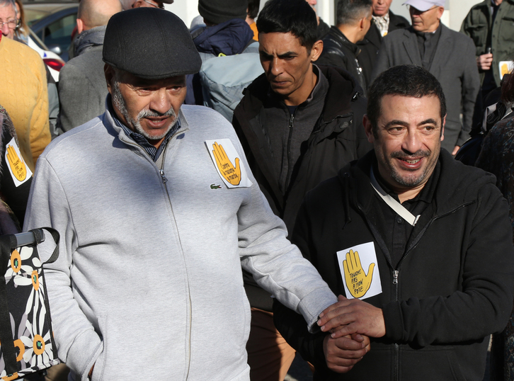 Ezkerrean, Baionako meskitaren aurkako erasoan zauritu zen Maati Baggar jauna. (Bob EDME)