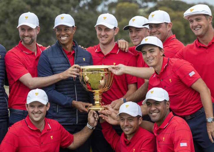 El equipo estadounidense de golf, con Tiger Woods, celebra el triunfo. (Simon BAKER/AFP)