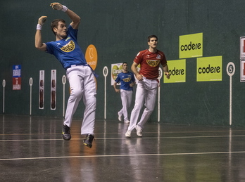 Laso intenta llevar una pelota en el Astelena. (Jon URBE/FOKU)