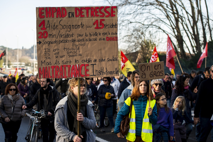 Trabajadoras de residencias, en una marcha en Baiona contra la reforma de pensiones. (Guillaume FAUVEAU)
