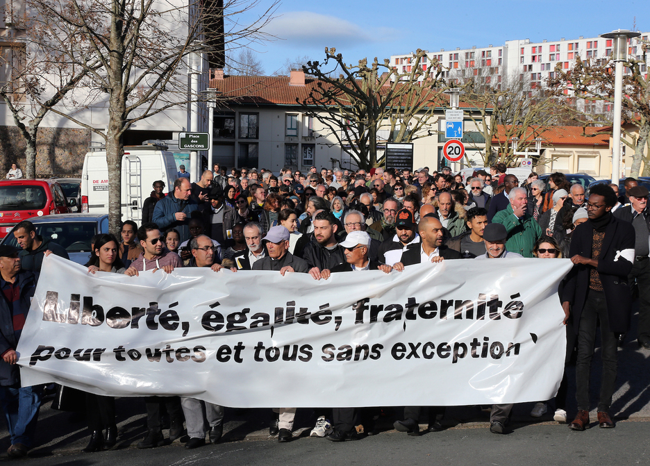 La marche silencieuse est partie de la place des Gascons vers l'esplanade Roland Barthes. © Bob EDME.