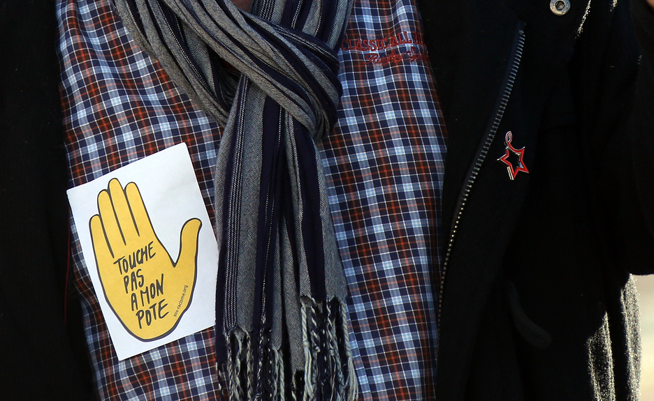 De nombreux manifestants portaient un autocollant avec une main jaune et l'inscription "Touche pas à mon pote"  ou "je marche contre le racisme ", symbole de SOS racisme. © Bob EDME