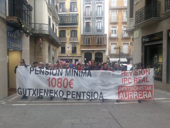 Cabecera de la manifestación de jubilados en la calle Txapitela de Iruñea. (@MartxeloDiaz)