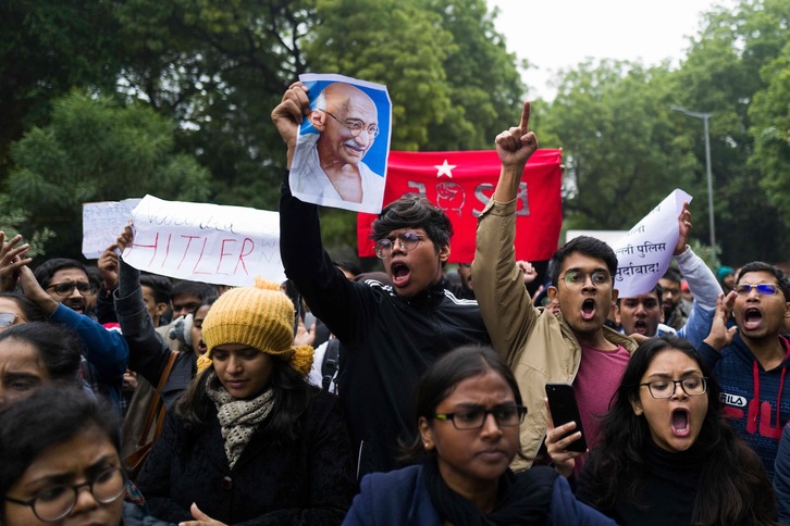 Imagen de Gandhi en una manifestación estudiantil en Nueva Delhi. (Jewel SAMAD-AFP)