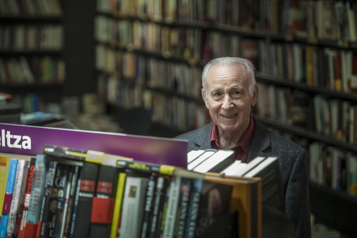 Joxe Azurmendiren lan osoa dago sarean, kontsultagai. (Jon URBE I FOKU)