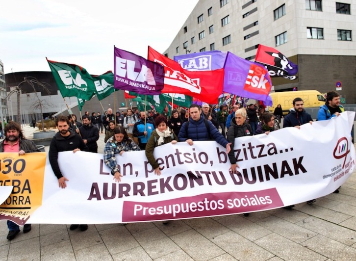 Sindikatu eta eragile ezberdinek manifestazioa egin dute Gasteizen. (FOKU)